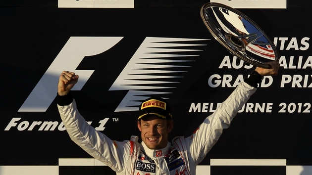 RADOST VÍTĚZE. Britský pilot Jenson Button se raduje z triumfu ve Velké ceně