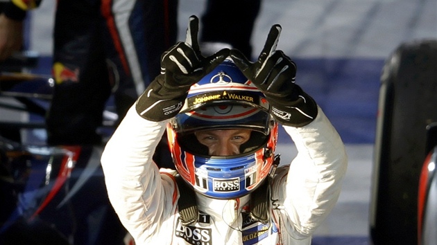 RADOST VÍTZE. Britský pilot Jenson Button se raduje z triumfu ve Velké cen...