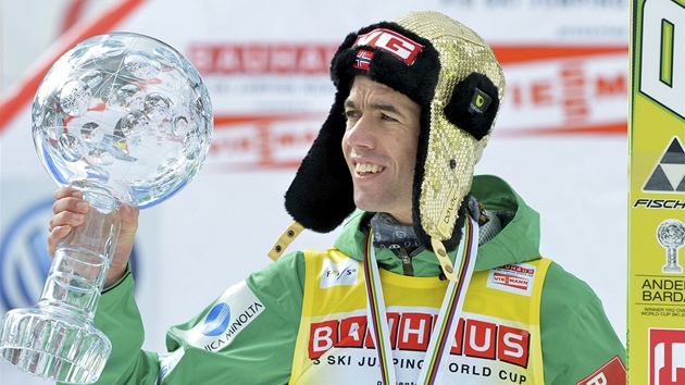 Anders Bardal s trofeji pro vít�ze Sv�tového poháru skokan� na ly�ích.