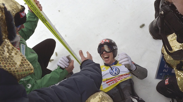 Norský skokan na lyích Anders Bardal se raduje z triumfu v seriálu Svtového