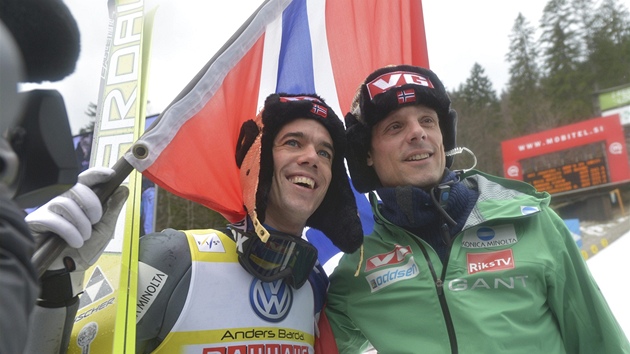 Norský skokan na lyích Anders Bardal (vlevo) s finským trenérem norské