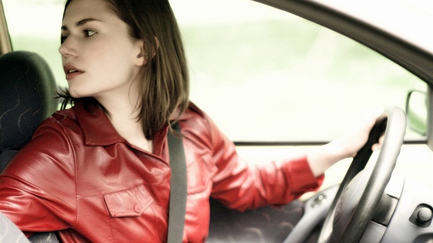 Podle britských studií um�jí �eny lépe parkovat ne� mu�i.