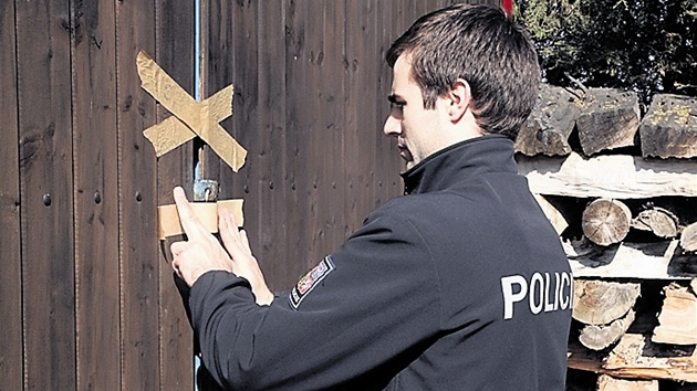 Policista zapeeuje vrata ve veslaském klubu v Uherském Hraditi.