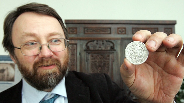 Profesor Petr Vorel ukazuje repliky jáchymovského �likovského tolaru z let