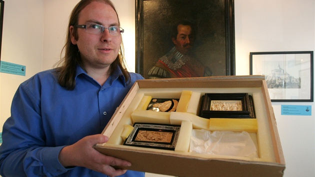 Zbyněk Černý z chebského muzea ukazuje odborně zabalené slonovinové řezby z Hallwichovy sbírky.
