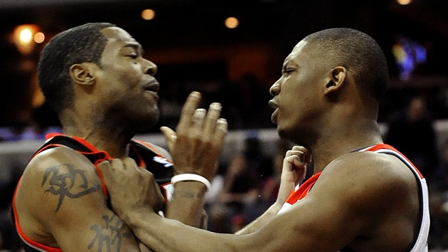 Kevin Seraphin (vpravo) z Washingtonu se petlauje s Marcusem Cambym z