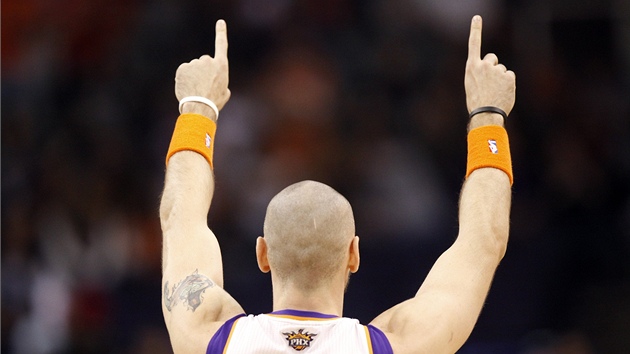 Marcin Gortat slaví výhru Phoenixu Suns.