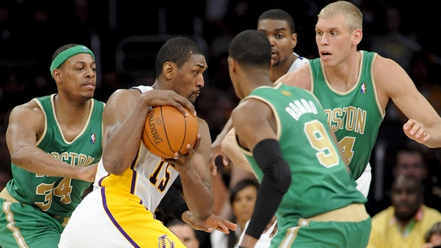 Metta World Peace z LA Lakers proniká obranou Bostonu kolem (zleva) Paula