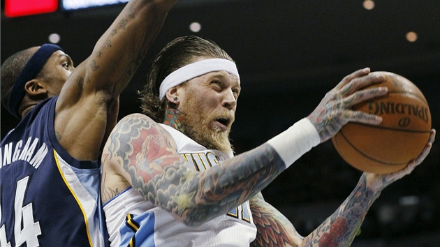 Chris Andersen (u míe) z Denveru pod tlakem Danteho Cunninghama z Memphisu.