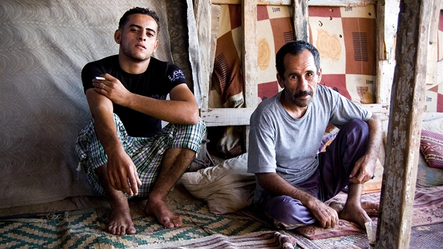 Rybáři z Gazy, kteří ve svém příbytku na pláži, uvítají čajem a kávou i neznámého cizince. 