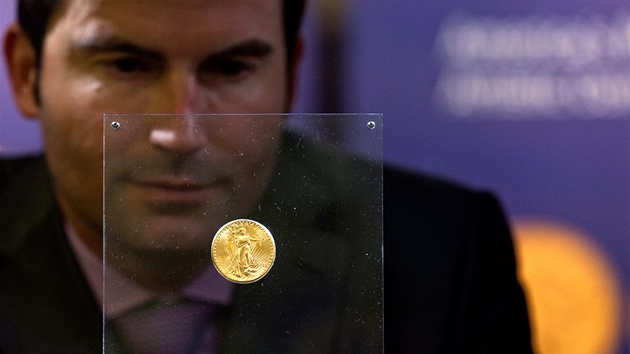 Nejdražší zlatá mince světa dorazila poprvé do Česka. Legendární Double Eagle z roku 1933 je k vidění do 13. března 2012 v Nové budově Národního muzea v Praze.  (12. března 2012, Praha)