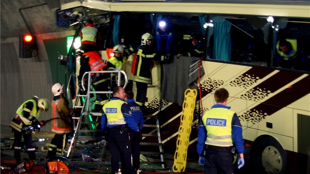 Záchranái pracují v troskách havarovaného belgického autobusu. (14. bezna