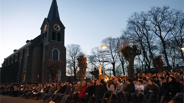 Ve tvrtek veer se seli obyvatel Lommelu k bohoslub za obti nehody (15. bezna 2012)