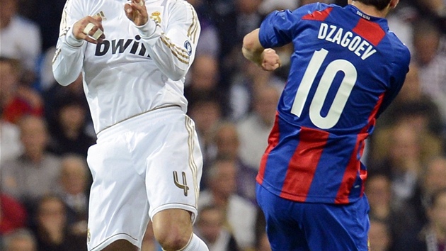 PRAVÝ BEK STOPEREM. Sergio Ramos (vlevo), vtinou pravý obránce Realu Madrid,