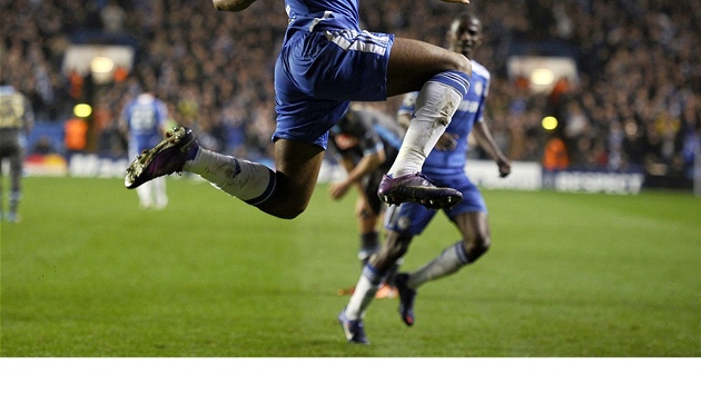 GÓL NA ZÁPAS. Didier Drogba z Chelsea oslavuje svj tvrtý gól ve tvrtém...