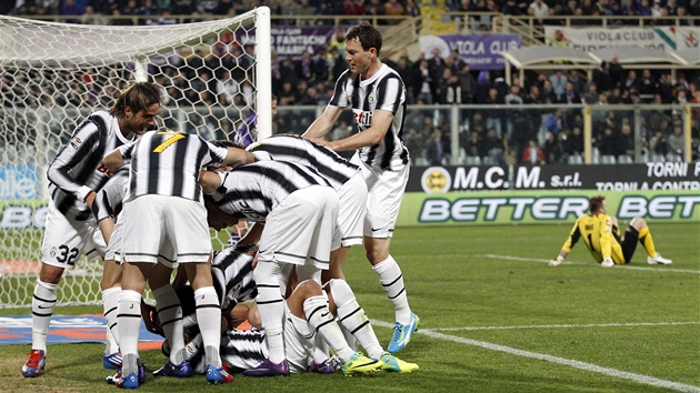 DEBAKL. Fotbalist Juventusu slav jeden z pti gl do st Fiorentiny.