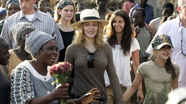 Madonna na návtv Malawi s dcerou Lourdes v roce 2007