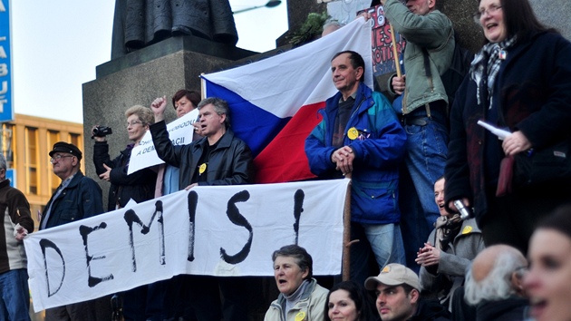 Pod sochou svatého Václava se kolem hesla Demise shromá�dili lidé s vlajkami.