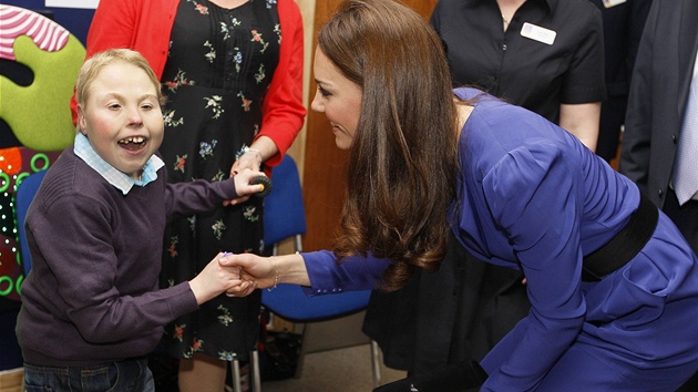 Vvodkyn z Cambridge Catherine navtvila dtsk hospic v Ipswichi (19. bezna 2012).
