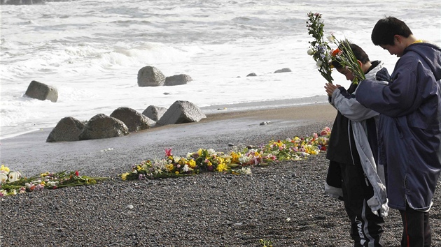 Dvanctilet a desetilet chlapec se na pobe moe ve mst Iwaki v Japonsku modl za sv zesnul rodie. (11. 3. 2012)