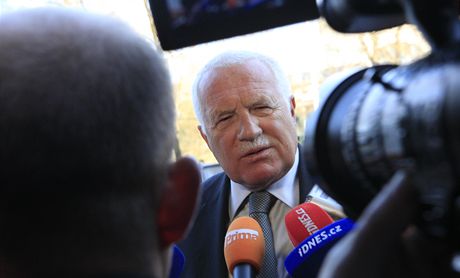 Prezident Václav Klaus ped semináem o schodku rozpotu. (26. bezna 2012)