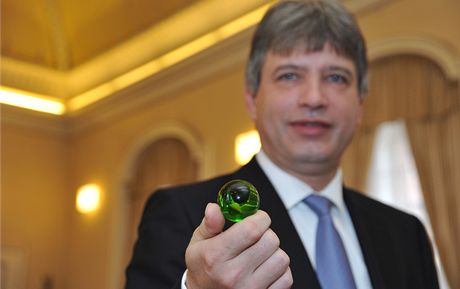 Brnnsk primtor Roman Onderka ukazuje zelenou kuliku, kterou bude ke 190.