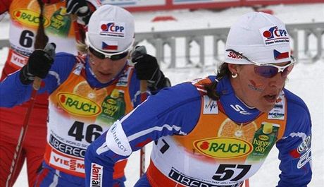 eské závodnice Skalníková (vpravo) a Erbenová na trati skiatlonu na MS v
