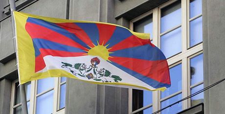 Tibetská vlajka vlála v Jablonci pravideln od roku 2004. (Ilustraní snímek)