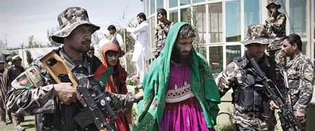 V PESTROJENÍ. Bojovníci Talibanu se v boji proti "kiákm" neváhají skrývat v enských satech.
