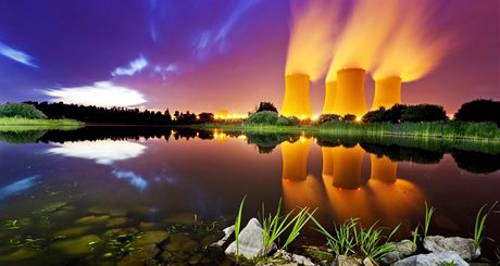 Pohled na jadernou elektrárnu me vypadat i malebn, jak ukazuje noní snímek