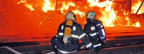 Por skladu minerlnch olej v arelu pardubick chemiky Synthesia. (29.