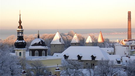 Opevnní Tallinnu s vemi. V pozadí komín, který si zahrál v Tarkovského...