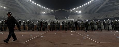 VÁLENÁ ZÓNA Policisté na Olympijském stadionu v Aténách ped derby