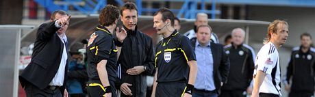 Radek Kocián (vlevo), Petr Ardeleánu a Pavel Královec se dohadují, jak posoudit situaci pi gólu Plzn v zápase proti eským Budjovicím.