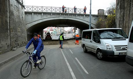 Výluku, která potrvá 88 dní, si vyádá rekonstrukce elezniního mostu v Prokopov ulici v Plzni.