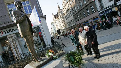 Sochu T. G. Masaryka, kterou si v Karlových Varech zejména rutí turisté asto