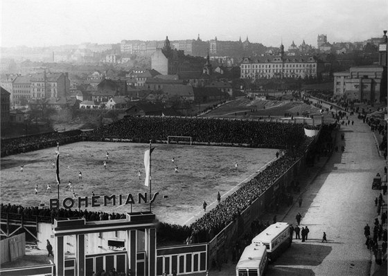 Stadion byl oteven 27. bezna 1932, první utkání sehrála Bohemka se Slavií. Ve...