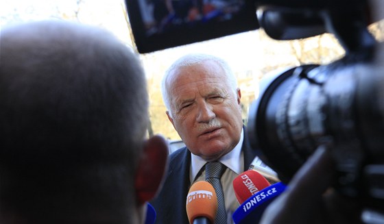 Prezident Václav Klaus ped semináem o schodku rozpotu. (26. bezna 2012)