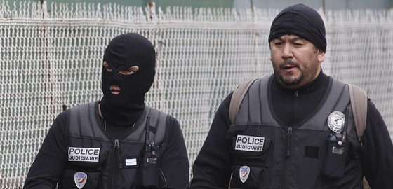 Francouztí policisté na míst zásahu (21. bezna 2012)
