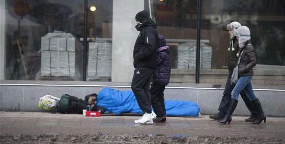 Bezdomovec pespávající v ulicích Stockholmu