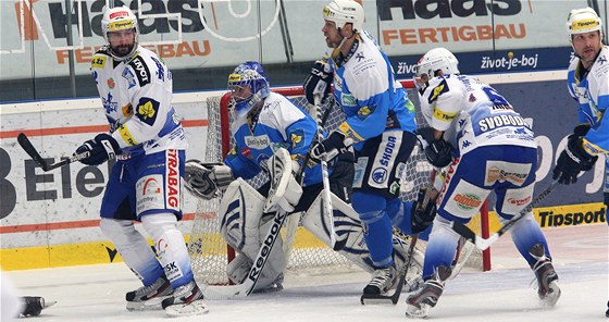 Hokejisté Komety Brno (v bílém) obléhají branku plzeského Marka Mazance.