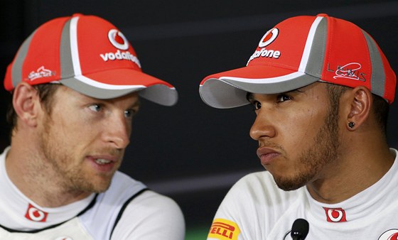 TÝMOVÍ KOLEGOVÉ. Brití piloti formule 1 Jenson Button (vlevo) a Lewis Hamilton