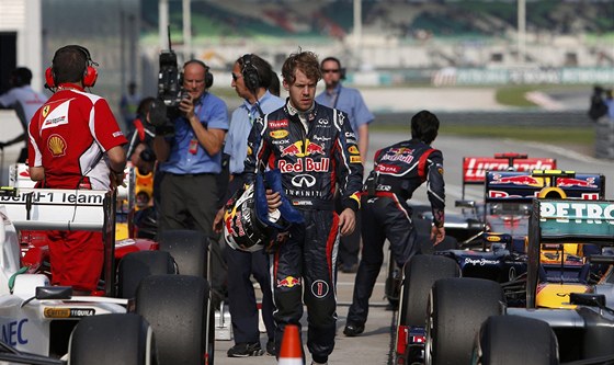 SMUTNÝ AMPION. Obhájce loského titulu mistra svta ve formuli 1 Sebastian Vettel z Nmecka práv zaparkoval svj vz Red Bull a odchází natvan pry. V kvalifikaci Velké ceny íny skonil jedenáctý.