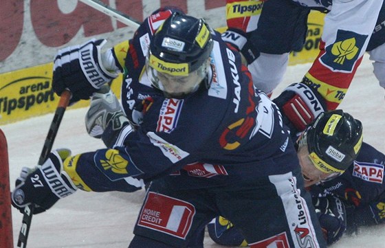 Jaroslav Kudrna (uprosted) se v tetím utkání série v Liberci pipletl k dalímu spornému momentu.