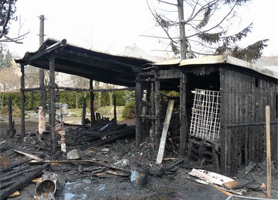 Při požáru v obci Hubenov na Jihlavsku lehla popelem dřevěná kůlna. Škoda se