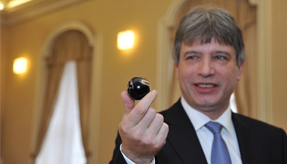 Brněnský primátor Roman Onderka ukazuje kuličku, kterou bude orloj na náměstí