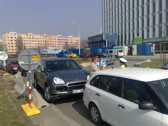 Praský lobbista a podnikatel Roman Janouek stojí u svého Porsche Cayenne...