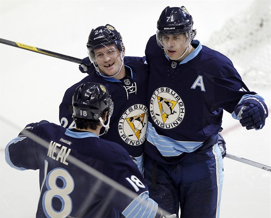 Jevgenij Malkin (vpravo) vyhrál v uplynulém roníku NHL v dresu Pittsburghu Penguins kanadské bodování. V dob výluky zámoské soute bude hrát za Magnitogorsk v KHL.