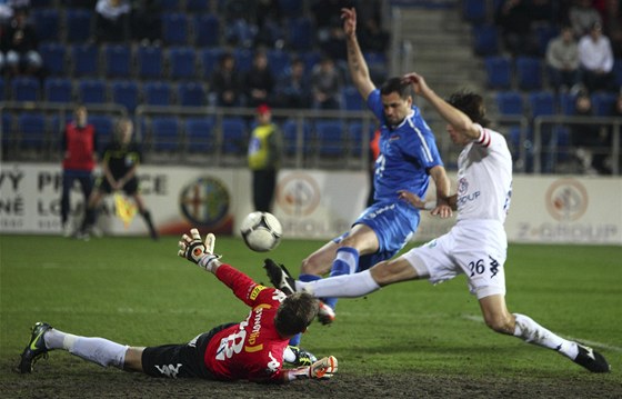 V sobotu se stetly ligové týmy Slovácka a Ostravy, domácí vyhráli 1:0. Duel dorostenc, který se hrál ped dvma týdny, vak zaehl skandál.