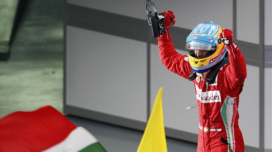 OSLAVA S VOLANTEM. Fernando Alonso se raduje z vítzství ve Velké cen Malajsie...